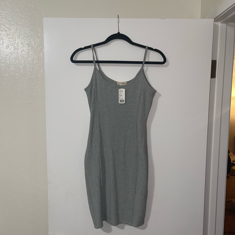 BRAND NEW FITTED GRAY DRESS FROM DEMASQUE